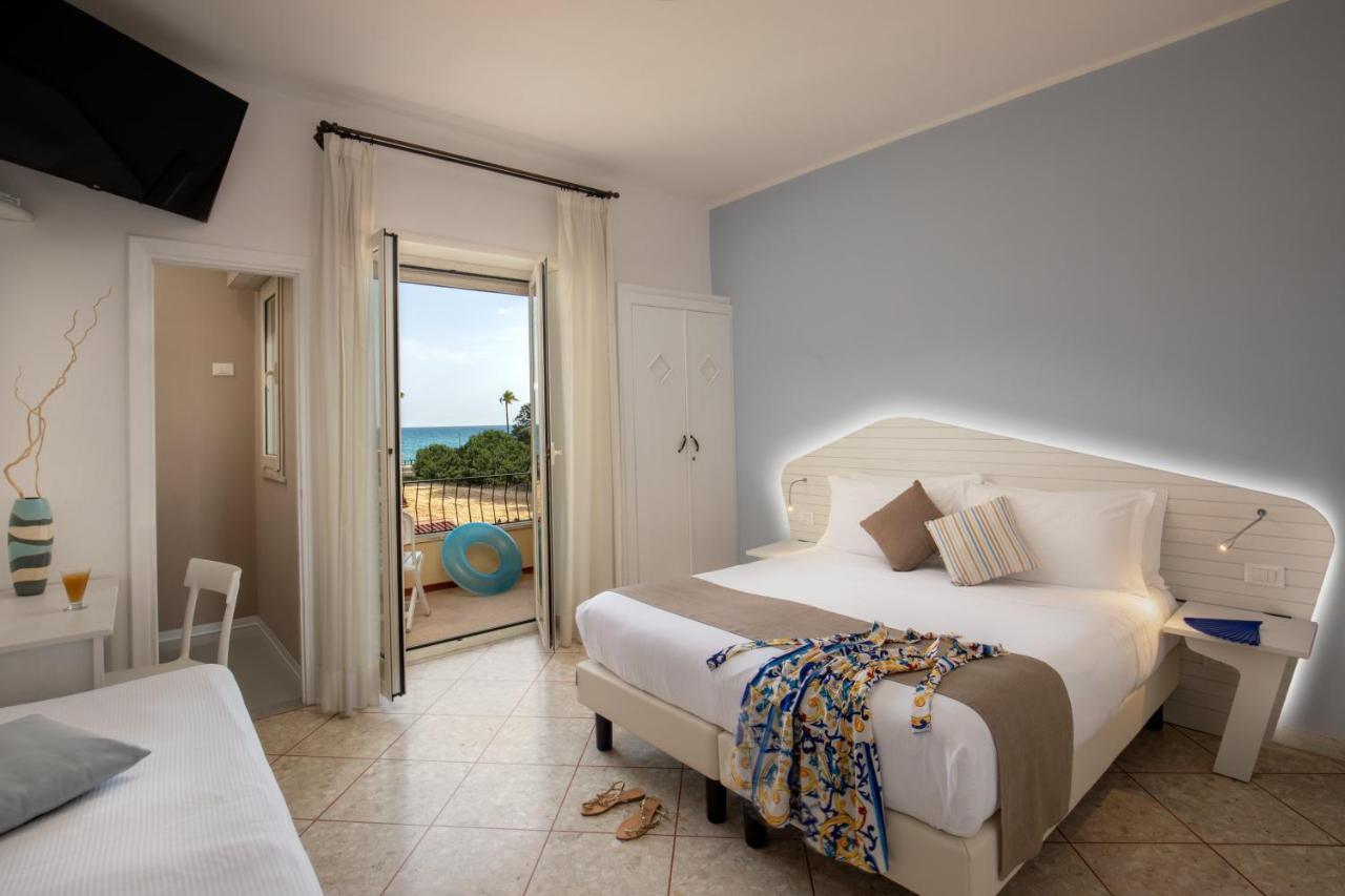 Hotel Casa Yvorio Terracina Eksteriør bilde
