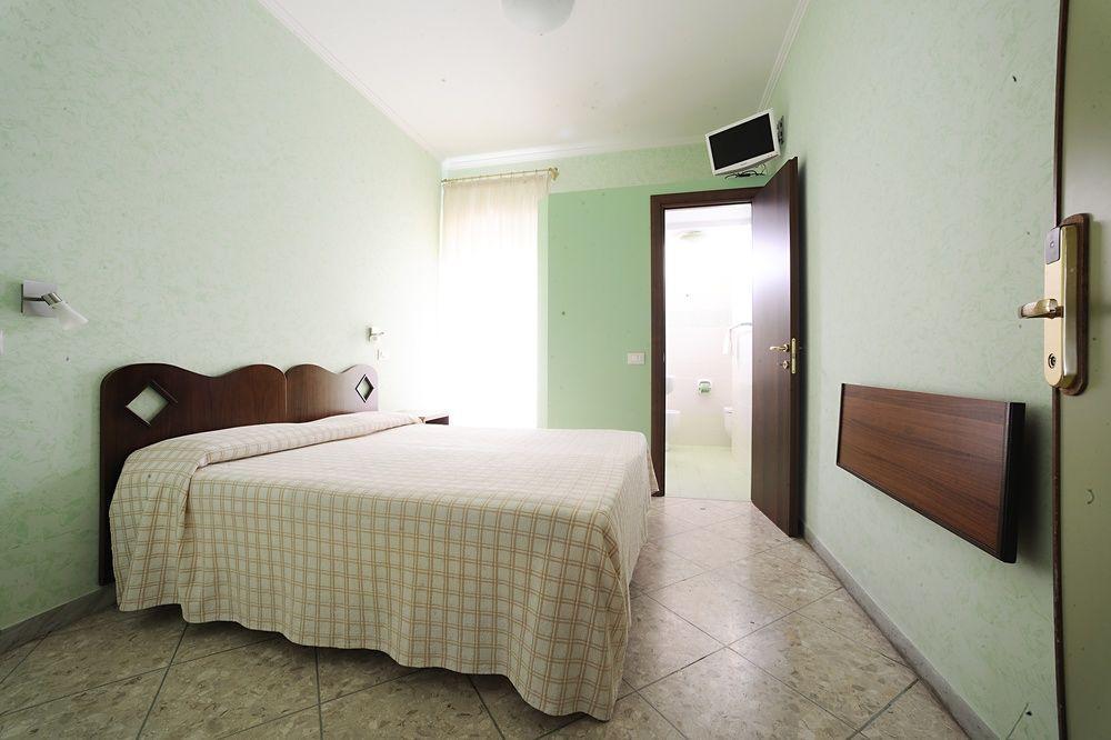 Hotel Casa Yvorio Terracina Eksteriør bilde