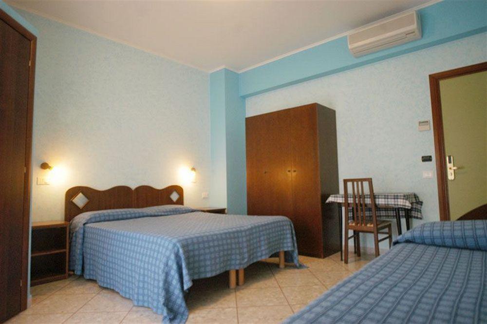 Hotel Casa Yvorio Terracina Eksteriør bilde